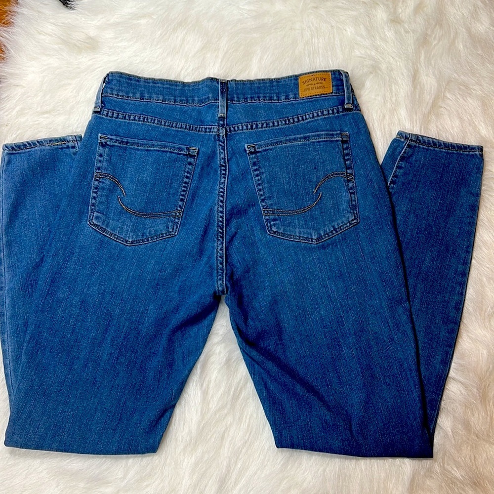 Signature Levi’s Strauss mid rise skinny pants waistline 30”